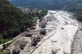 Zona devastada por inundaciones repentinas en Rasuwa, Nepal, el 26 de agosto de 2026. Foto: ANI/VNA
