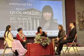 Stéphanie Do (en el centro) durante un coloquio con lectores franceses y la diáspora vietnamita sobre su libro "El camino al Parlamento de la primera diputada francesa de origen vietnamita". Foto: VNA
