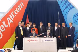 El presidente de Vietnam, Luong Cuong, presencia la firma del acuerdo de entrega del primer Boeing 737-8 entre Boeing Corporation y Vietjet Air. (Fuente: VNA)