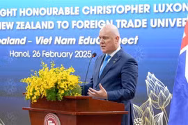 El primer ministro de Nueva Zelanda, Christopher Luxon, habla ante estudiantes de la Universidad de Comercio Exterior. (Fuente: VNA)