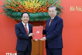 El secretario general del Partido Comunista de Vietnam, To Lam, entrega decisión de nombramiento a Trinh Van Quyet. (Foto: VNA)