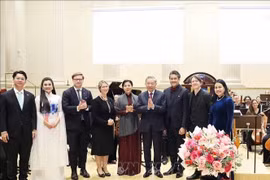 El secretario general del Partido Comunista de Vietnam, To Lam, y su esposa, obsequian flores a los artistas (Foto: VNA) 