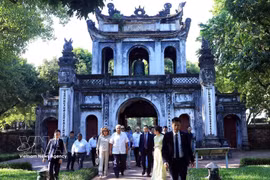 El presidente de Panamá, José Raúl Mulino Quintero, y su esposa, Maricel Cohen de Mulino, visitaron hoy el Templo de la Literatura. (Foto: VNA)