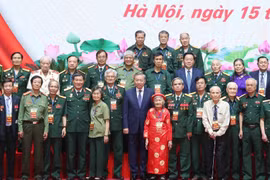 El secretario general del Partido Comunista de Vietnam, To Lam, y veteranos de guerra, personas con méritos revolucionarios y familias beneficiadas de políticas preferenciales. (Fuente: VNA)