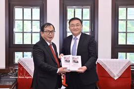 El subdirector general de la VNA, Nguyen Tuan Hung, (izquierda) y el editor en jefe adjunto de Xinhua, Ren Weidong. (Foto: Xinhua/VNA)