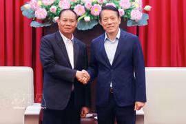 El general Luong Tam Quang, miembro del Buró Político y ministro de Seguridad Pública de Vietnam, y Vilay Lakhamphong, miembro del Buró Político y permanente del Secretariado del Comité Central del Partido Popular Revolucionario de Laos. Foto: VNA