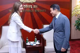 El ministro de Seguridad Pública de Vietnam, Luong Tam Quang, y Rita Mokbel, presidenta y directora ejecutiva de Ericsson Vietnam. Foto: VNA