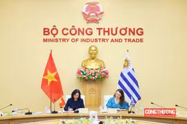 La viceministra de Industria y Comercio de Vietnam, Phan Thi Thang, y la viceministra de Relaciones Exteriores de Uruguay, Valeria Csukasi, firman el Acta de la IV Reunión. Foto: tapchicongthuong.vn