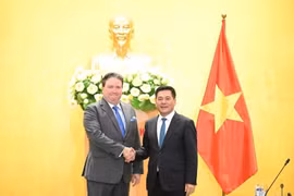El ministro de Industria y Comercio de Vietnam, Nguyen Hong Dien, y el embajador de Estados Unidos en Hanoi, Marc E. Knapper. (Fuente: VNA)