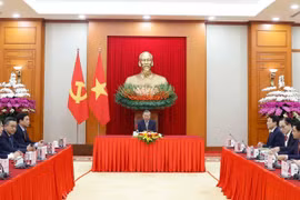 El secretario general del Partido Comunista de Vietnam, To Lam, sostiene una conversación telefónica con el presidente de Corea del Sur, Lee Jae Myung. (Foto: VNA)