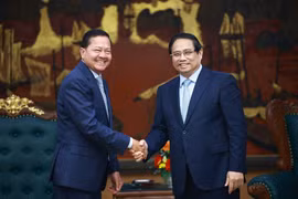 El primer ministro de Vietnam, Pham Minh Chinh, recibe al viceprimer ministro de Camboya, Neth Savoeun. (Fuente: VNA)