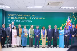 Los líderes de la ciudad de Can Tho, la Universidad de Can Tho y la delegación de ministra de Desarrollo Internacional, de Pequeñas Empresas y de Asuntos Multiculturales de Australia posan para una foto conmemorativa. Foto: VNA