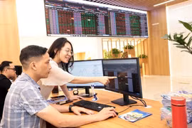 Clientes realizan transacciones en la sede de la empresa de seguros Bao Viet en Hanoi. Foto: VNA