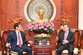 El subsecretario del Comité del Partido Comunista de Vietnam en Ciudad Ho Chi Minh, Nguyen Thanh Nghi, recibe al embajador japonés en Vietnam, Ito Naoki. (Foto: www.sggp.org.vn)
