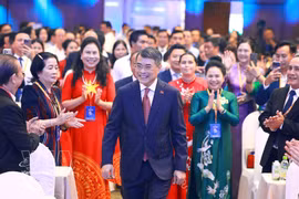 El primer ministro de Vietnam, Le Minh Hung, asiste al aniversario de la fundación de la Asociación de Pequeñas y Medianas Empresas. (Foto: VNA)