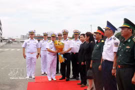 El coronel Pham Tien Dung, subjefe del Estado Mayor de la Región Naval 2 entrega flores para dar la bienvenida al contralmirante Borworn Phromkaewngam, subdirector de la Academia Naval Real de Tailandia. Foto: VNA