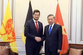 El secretario general del Partido Comunista de Vietnam y presidente de la República, To Lam, y el ministro-presidente de la región de Valonia, Adrien Dolimont. Foto: VNA
