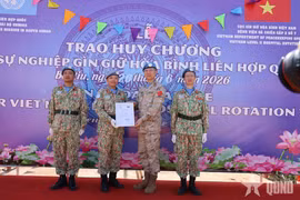 El mayor general Junhui Wu, comandante de la Fuerza Militar de la UNMISS, entrega el certificado de la Medalla de las Naciones Unidas para el Mantenimiento de la Paz al comandante del hospital. (Fuente: qdnd.vn)