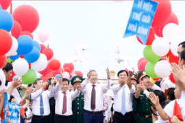 El secretario general del Partido Comunista y presidente de Vietnam, To Lam, y los delegados liberan a las palomas. (Foto: VNA)