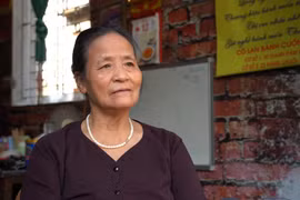 Hoang Thi Lan sigue manteniendo el método tradicional de elaboración de banh cuon de Thanh Tri. Foto: hanoimoi.vn