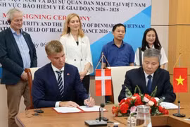 Representantes de ambas partes firman el Memorando de Entendimiento. (Foto: Vietnam+)