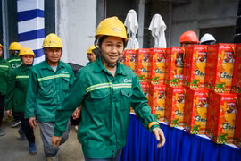 Trabajadores reciben regalos del Tet (Fuente: VNA)