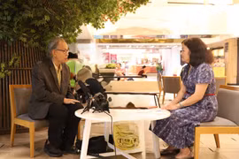 El académico tailandés Kavi Chongkittavorn en una entrevista con la Agencia Vietnamita de Noticias. (Fuente: VNA)