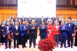 El primer ministro de Vietnam, Pham Minh Chinh, y su homólogo ruso, Mikhail Mishustin, asisten a un programa artístico para conmemorar el 75 aniversario del establecimiento de relaciones diplomáticas. (Fuente: VNA)