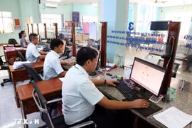 Funcionarios realizan trámites administrativos. (Fuente: VNA)