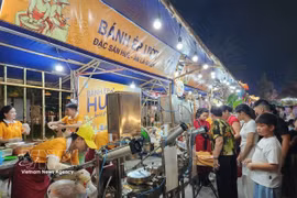 Los turistas disfrutan de los pasteles típicos de Hue durante la Semana de la Comida Tradicional de Hue 2024. (Foto: VNA)