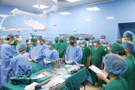 Personal médico del Hospital Bai Chay y expertos de hospitales centrales guardan un minuto de silencio en señal de agradecimiento por el noble acto del joven donante de órganos de 19 años y su familia en Quang Ninh, antes de la cirugía. Foto: VNA