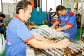 Fabricación de piezas mecánicas auxiliares en la fábrica de maquinaria de precisión Duy Khanh, barrio de Tang Nhon Phu, Ciudad Ho Chi Minh. Foto: sggp.org.vn