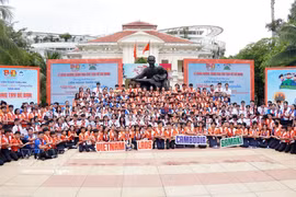 Los delegados participantes en el VIII Festival Infantil de Vietnam, Laos y Camboya 2026. (Foto: VNA)