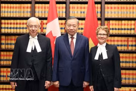 El secretario general del Partido Comunista de Vietnam y presidente de la República, To Lam, junto con la presidenta del Senado, Raymonde Gagné, y el titular de la Cámara de los Comunes, Francis Scarpaleggia. Foto: VNA