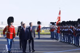 El secretario general y presidente To Lam y el rey Frederik X pasan revista a la guardia de honor. Foto: VNA