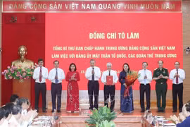 El secretario general del Partido Comunista de Vietnam, To Lam, entrega la decisión sobre la función, tareas y estructura del Frente de la Patria de Vietnam. (Fuente: VNA)