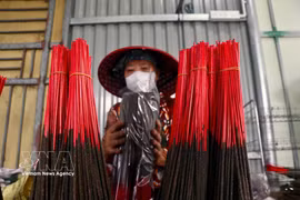 Hung Yen mantiene viva tradición de elaboración de incienso negro de Van Quan