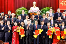 El presidente de la Asamblea Nacional de Vietnam, Tran Thanh Man, entrega decisiones y felicita a los dirigentes de la nueva ciudad de Can Tho. (Fuente: VNA)