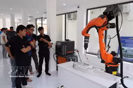 Prueba de un robot industrial en el Centro de Formación, Investigación y Desarrollo de Aplicaciones de Robótica Industrial e Inteligencia Artificial (Universidad de Ciencia y Tecnología – Universidad de Da Nang). Foto de ilustración: VNA
