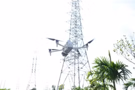 Uso de drones para inspeccionar líneas eléctricas. Foto: VNA
