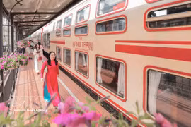 El "Tren de las Cinco Puertas" recrea el encanto del antiguo Hanoi y ofrece una experiencia de viaje única para los visitantes. Foto: VNA