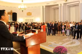El embajador vietnamita en Canadá, Pham Vinh Quang, habla en la ceremonia conmemorativa por el Día Nacional de Vietnam en septiembre pasado. (Foto de ilustración: VNA)