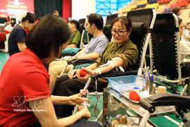 El 17 de abril de 2026, personas participaron en una jornada de donación voluntaria de sangre en la provincia de Tuyen Quang. (Foto: VNA)
