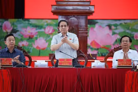 El primer ministro de Vietnam, Pham Minh Chinh, preside una reunión con ministerios, sectores y localidades sobre la implementación de proyectos clave de infraestructura de transporte en la región sur. (Fuente: VNA)