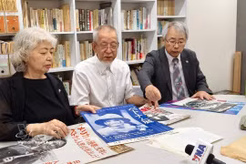 Miembros veteranos de la Asociación de Amistad Japón-Vietnam recuerdan la época en que participaron en el movimiento de apoyo a Vietnam. Foto: VNA