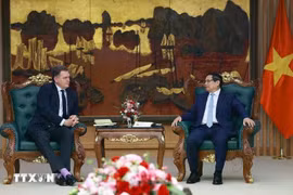 El primer ministro de Vietnam, Pham Minh Chinh, y ministro de Transporte francés, Philippe Tabarot. (Fuente: VNA)