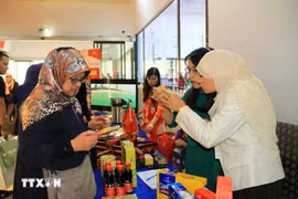 Los consumidores argelinos visitan un stand de los productos vietnamitas. (Foto: VNA)