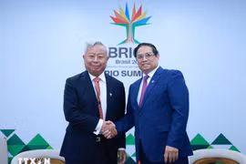 El primer ministro de Vietnam, Pham Minh Chinh, y el presidente del AIIB, Jin Liqun. (Fuente: VNA)