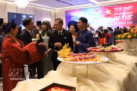 El embajador Pham Viet Hung presenta al viceministro de Asuntos Exteriores de Tailandia, Vijavat Isarabhakdi, varios platos de la gastronomía real de Hue. Foto: VNA