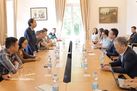 El profesor asociado y doctor Nguyen Van Tung, miembro del Consejo de Miembros de la Editorial de Educación de Vietnam sostiene una reunión de trabajo con la Embajada de Vietnam en Alemania. (Foto: VNA)